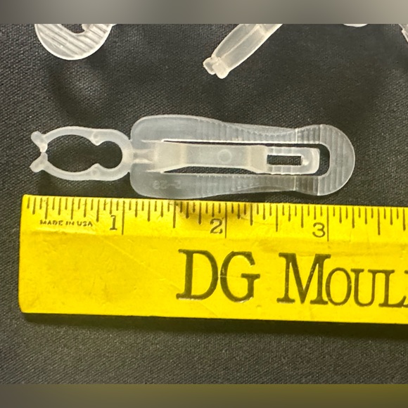 🌸 $3 if bundled Universal Light Clips for gutters shingles & tile 100 Clips NWT - Picture 11 of 12